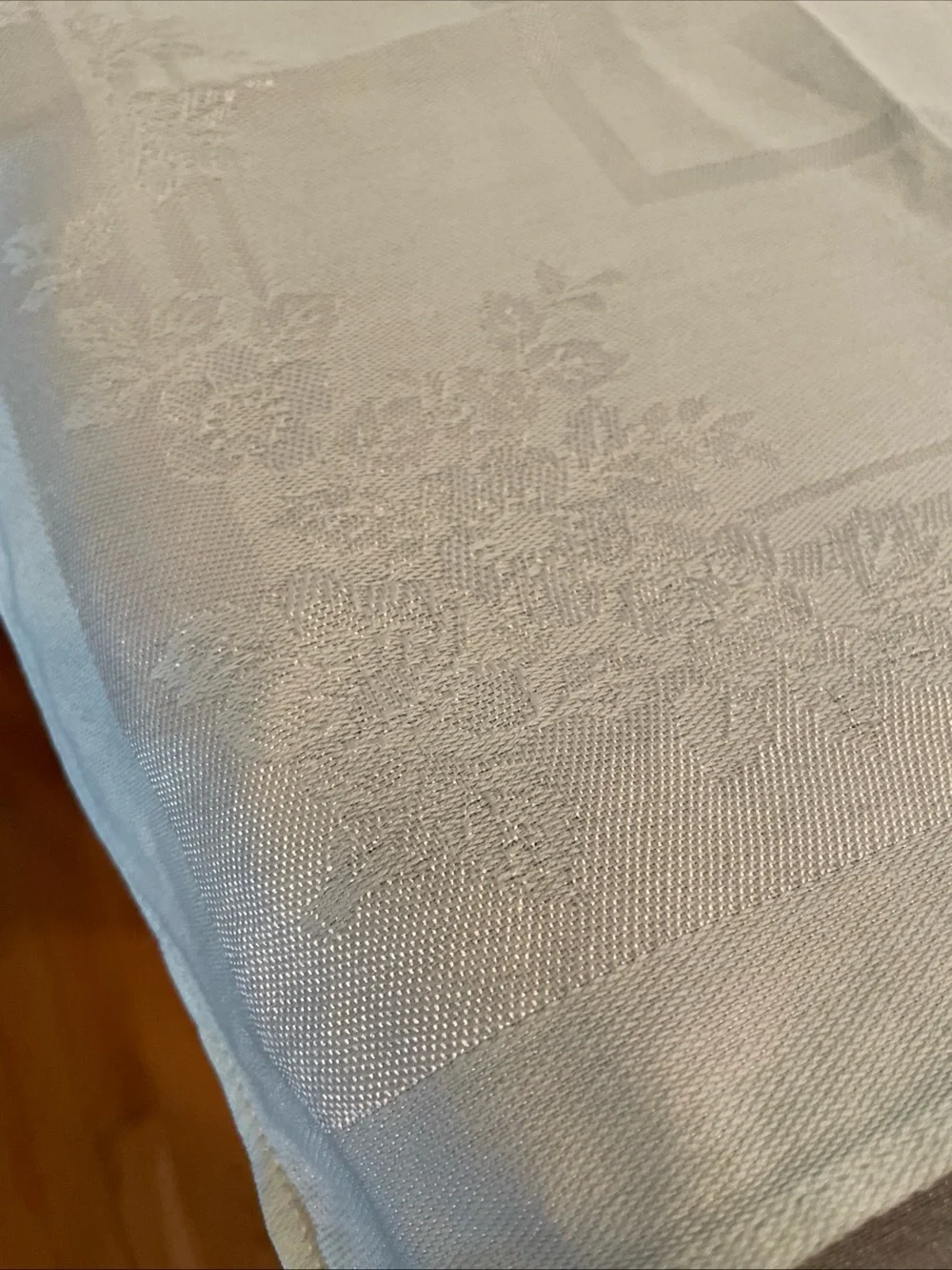 Bardwil Imported Damask “Grandeur” 64” X 84” Tablecloth & 8 Matching napkins